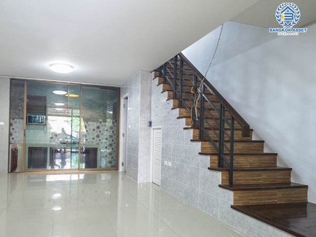 *****ทาวน์โฮมมือสองย่านกรุงเทพฯ ม.เดอะวิลโล่ว์ รามอินทรา เนื้อที่ 17.5 ตร.ว. ฟังก์ชันจัดเต็มถึง 3 ห้องนอน 3 ห้องน้ำ 1 ที่จอดรถ บ้านสวยพร้อมอยู่ บรรยากาศเงียบสงบ บนทำเลดี ใกล้รถไฟฟ้าสายสีชมพู "สถานีรามอินทรา", แฟชั่นไอส์แลนด์ และทางด่วน "รามอินทรา-อาจณรงค์" ในราคาต่อรองได้!